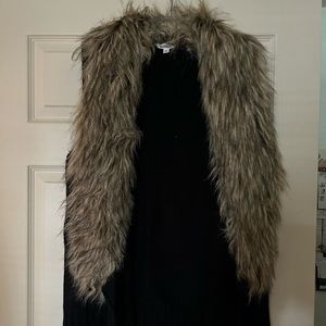 BB Dakota by Steve Madden Black knit vest with fur collar